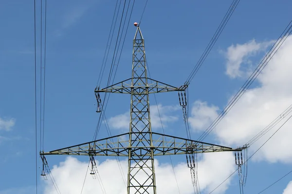 Elektriska pylon i en molnig himmel — Stockfoto