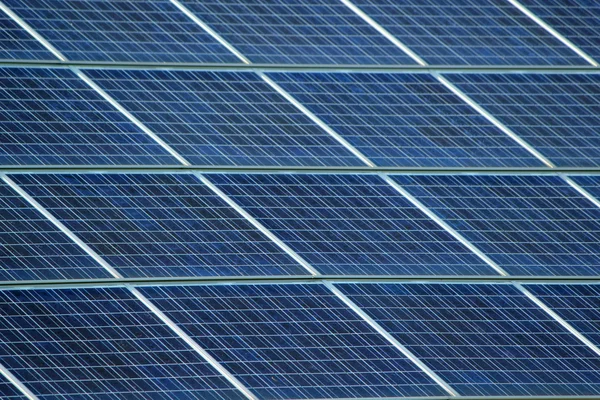 Nahaufnahme Von Sonnenkollektoren Auf Einem Dach — Stockfoto