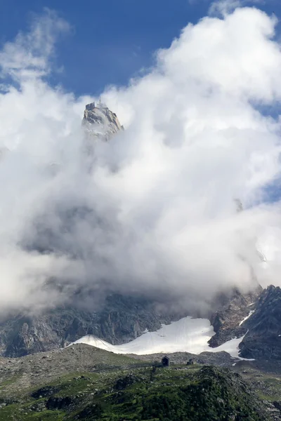 Nézetet Aiguille Midi Körülvéve Felhők Mély Kék Chamonix Franciaország — Stock Fotó