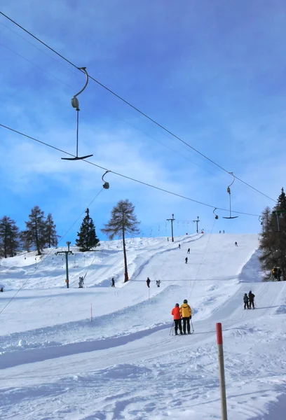 使用中冬天阿尔卑斯山的滑雪拖车晴朗的好天气 — 图库照片