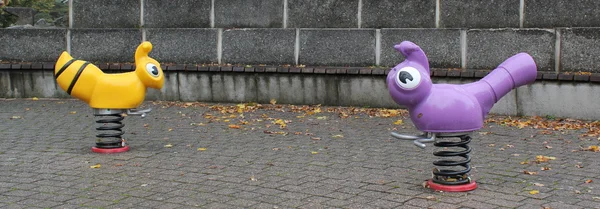 Spielplatz Für Kinder Mit Zwei Kunststofftieren Frühling Bei Regnerischem Herbsttag — Stockfoto