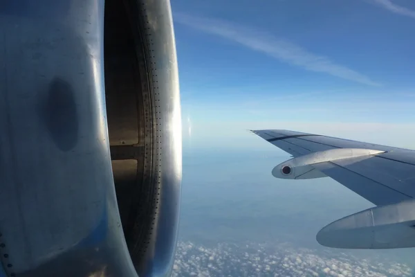 비행 비행기 날개와 모터 — 스톡 사진
