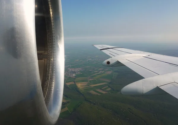 비행 비행기 날개와 모터 — 스톡 사진