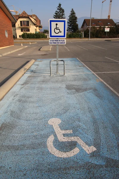 残疾人士的泊车空间 — 图库照片