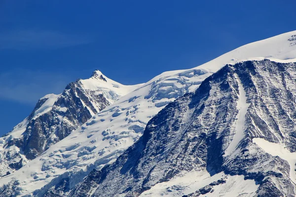 在阿尔卑斯山的美丽雪顶部 — 图库照片