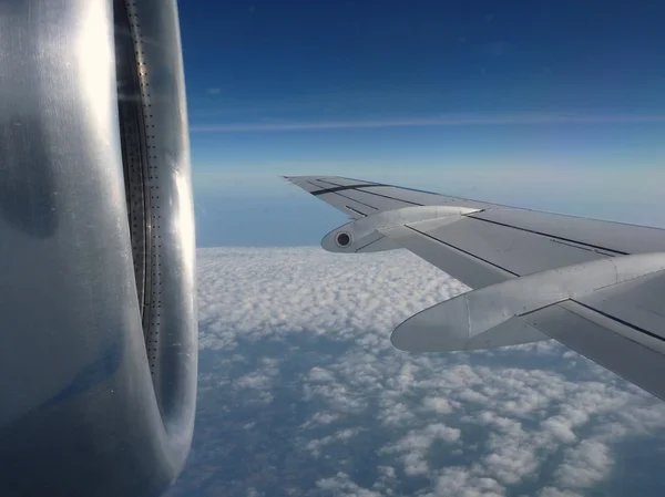 飛行の飛行機の翼とモーター — ストック写真