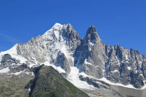 Prachtige besneeuwde top van een berg in de Alpen — Stockfoto