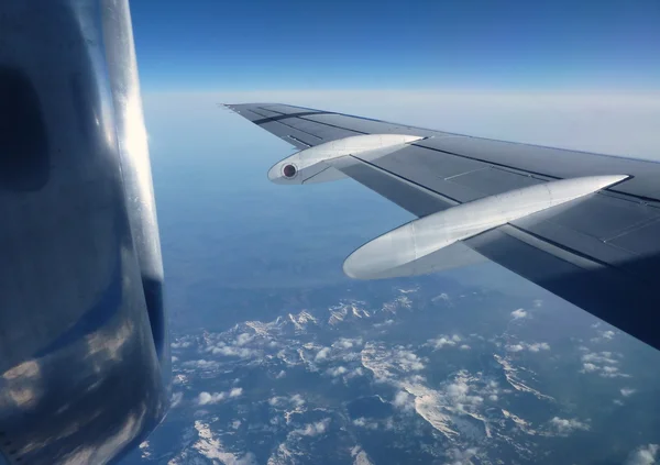 飛行の飛行機の翼とモーター — ストック写真