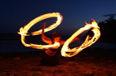 firedancer plajda alacakaranlıkta.