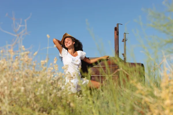 Wholesome brunette woman outdoors in a field of weeds — Stock Photo, Image