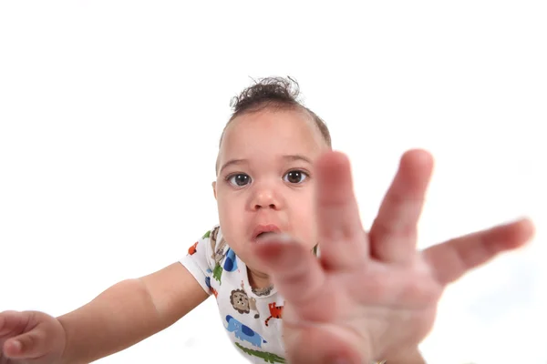 Babyjongen richting de kijker van het bereiken — Stockfoto