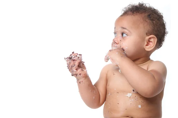 Zoete babyjongen eten cake van de kindverjaardag — Stockfoto