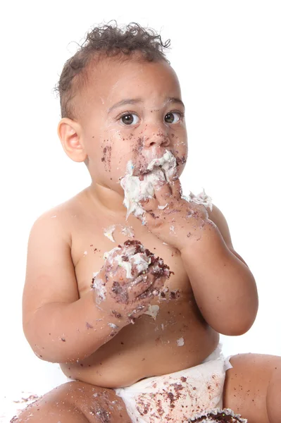 Милый мальчик ест торт на день рождения — стоковое фото