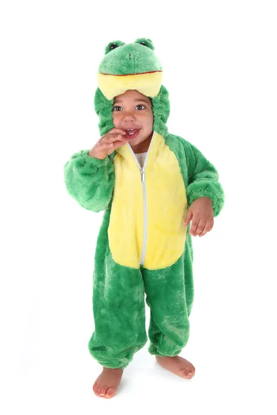 かわいい赤ちゃんの少年はカエルに扮した — ストック写真