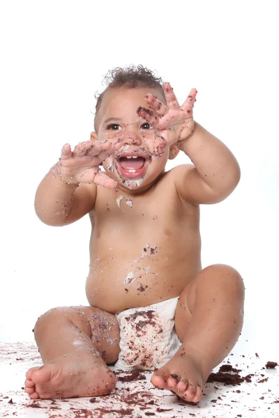 Zoete babyjongen eten cake van de kindverjaardag — Stockfoto