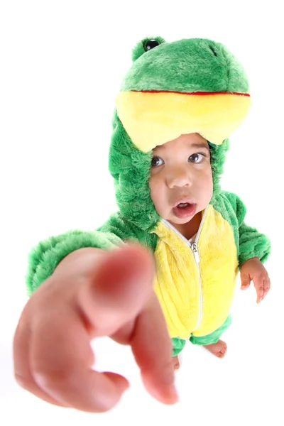 Bedårande pojke klädd som en groda — Stockfoto