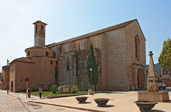 Oude Romaanse kerk in Catalaanse stad montblanc — Stockfoto