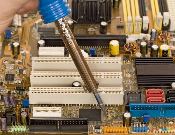 プリント回路基板の修理作業 — ストック写真