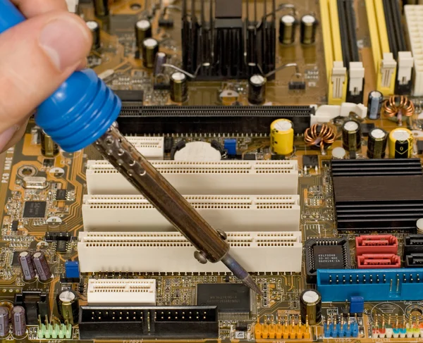 Lavori di riparazione di circuiti stampati — Foto Stock