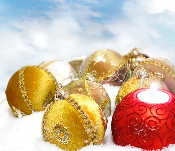 Boże Narodzenie bawidełko na tle białego śniegu — Zdjęcie stockowe