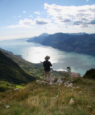 yalnız adam genel bakış ile monte baldo garda Gölü