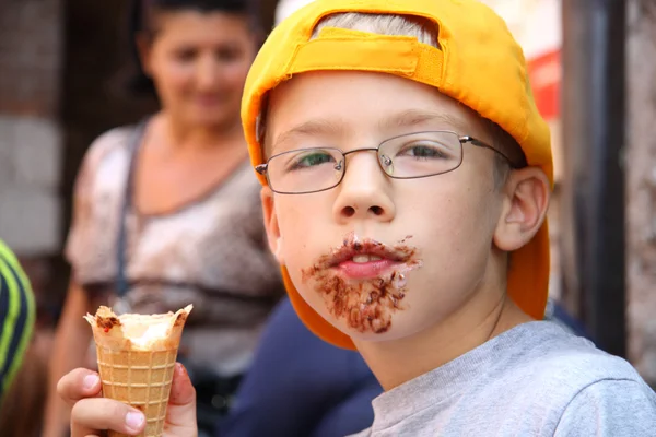 맛 있는 아이스크림을 먹는 어린 소년 — 스톡 사진