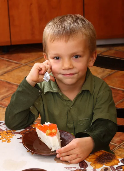 Niño comiendo tarta de queso — Foto de Stock