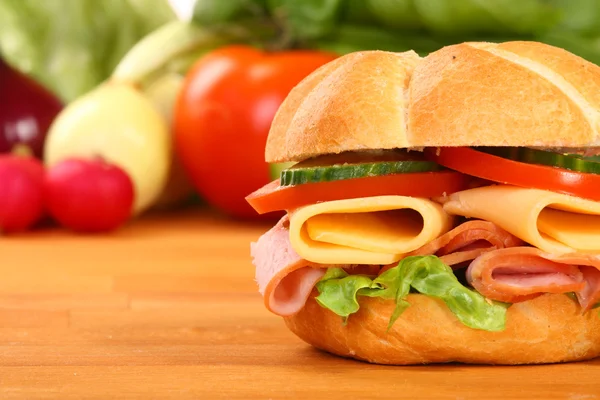Вкусный сэндвич с ветчиной, сыром и салатом — стоковое фото