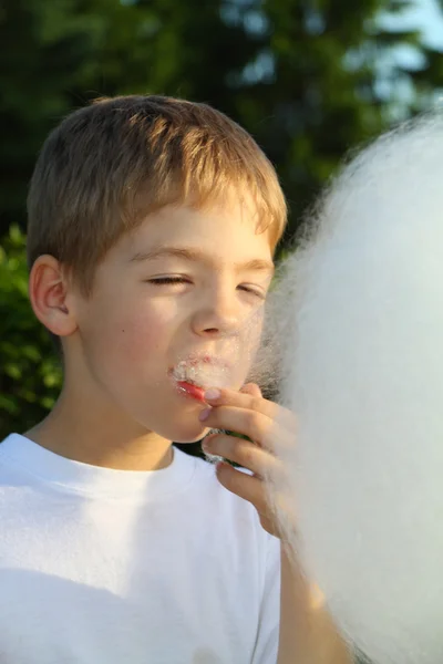 Ung Pojke Att Undfägna Med Sockervadd Parken — Stockfoto