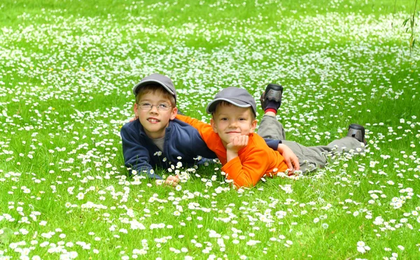 Felizes jovens irmãos — Fotografia de Stock