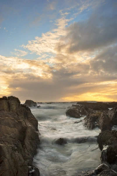 Драматический закат над океаном — стоковое фото