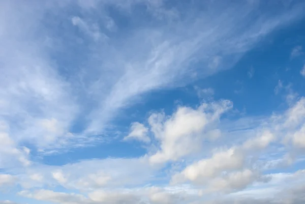 Blauwe lucht met witte wolken Stockafbeelding