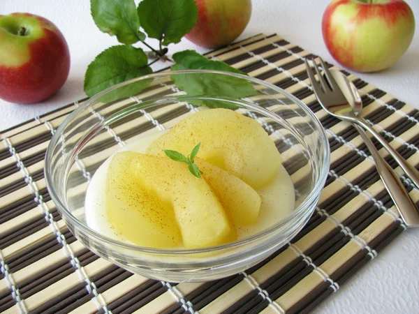 Efterrätt med pudding och stuvade äpplen — Stockfoto