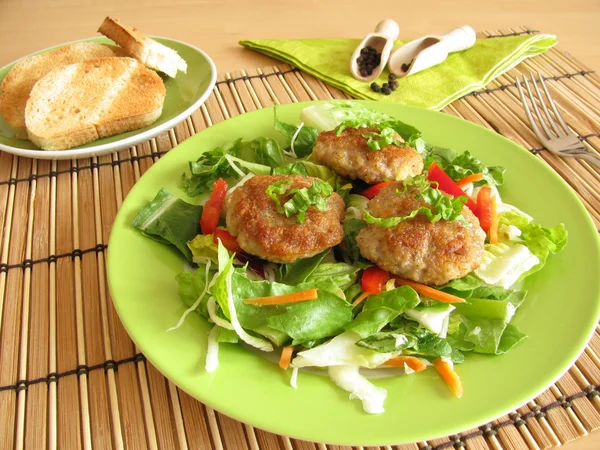 Fresh salad with meatballs — Stock Photo, Image