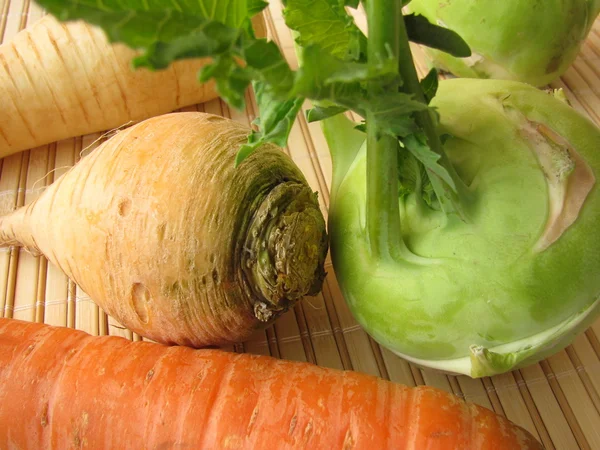 Rüben, Pastinaken, Karotten und Kohlrabi — Stockfoto