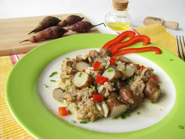 Panela de arroz com carne picada e topinambur — Fotografia de Stock