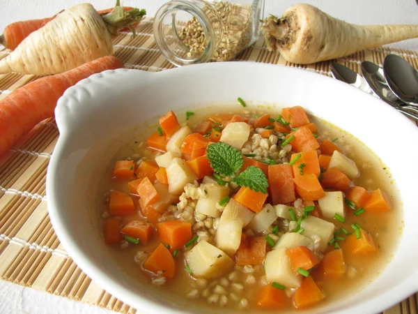 Guisado de legumes com cenouras, salsa de raiz e trigo mourisco — Fotografia de Stock