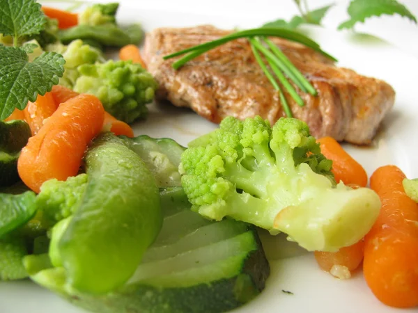 Kokt grönsak med fläsk kotlett — Stockfoto