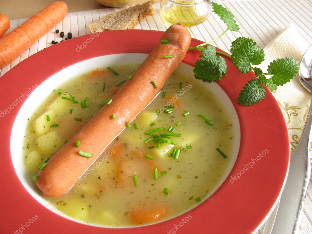 hausgemachte kartoffelsuppe mit wiener würstchen — Stockfoto © HeikeRau ...