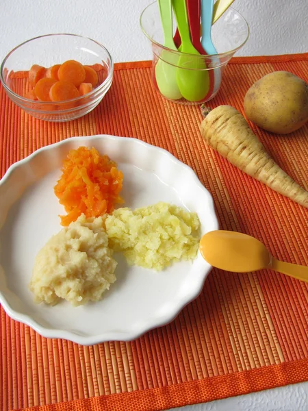 Детское меню с картошкой, морковью и пастернаком — стоковое фото