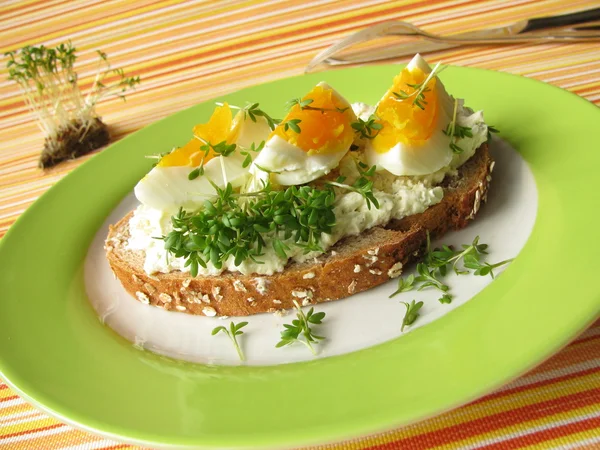 Creme de queijo, ovo e agrião no pão de espelta — Fotografia de Stock