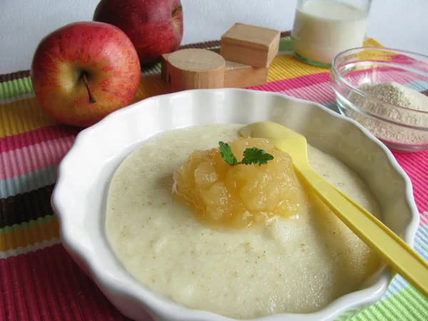 Spelt semolina with apple for Baby — Stock Photo, Image