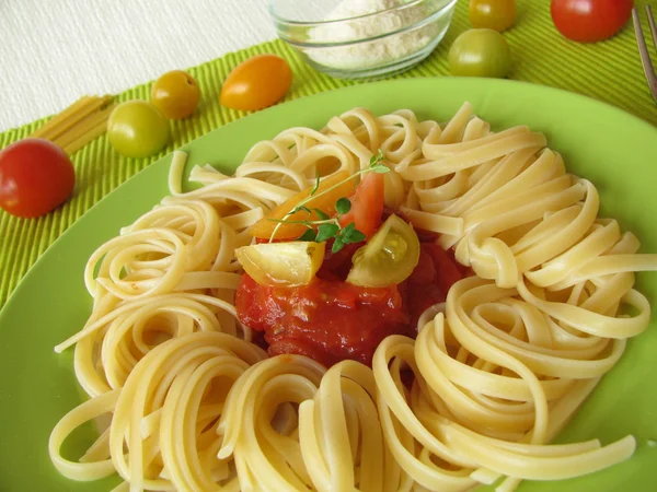 Fine noodles with tomato sauce from wild growing tomatoes — Stock Photo, Image