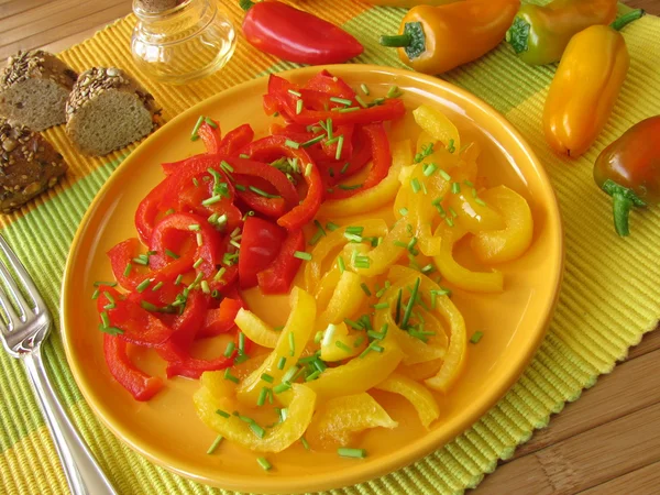Édes-savanyú saláta főtt piros és sárga paprika — Stock Fotó