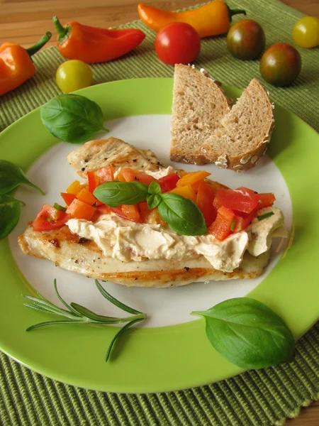 Spicy salad cream with tomato peppers salsa on turkey steak — Stock Photo, Image
