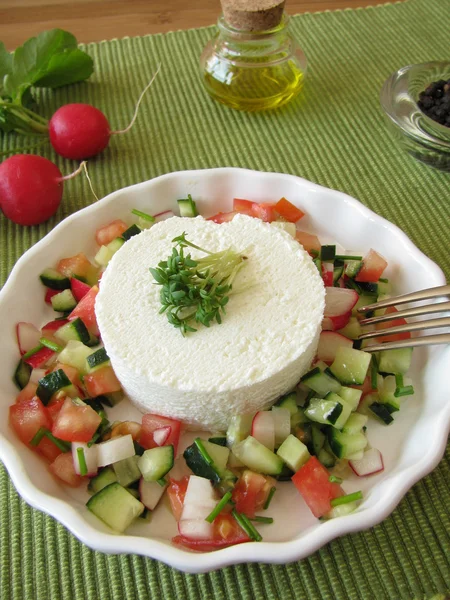 Fromage à la crème de chèvre sur salade de légumes aux radis — Photo