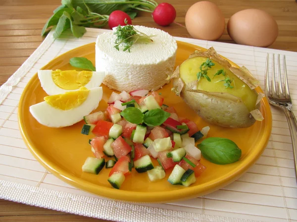 Ziegenfrischkäse mit Salat, Kartoffeln und Ei — Stockfoto