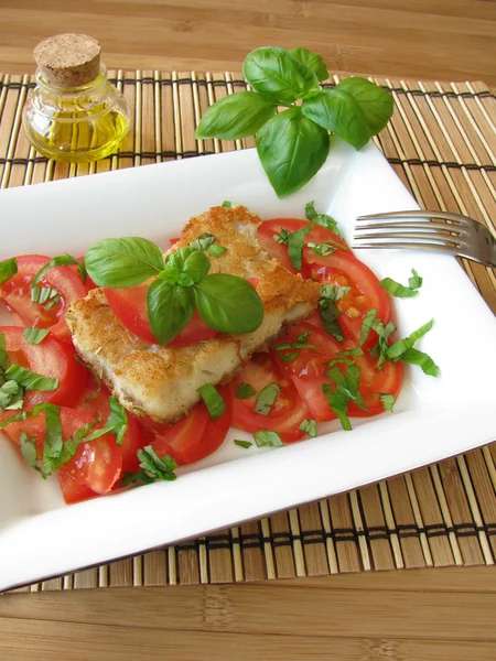 Fish with tomatoes and basil — Stock Photo, Image