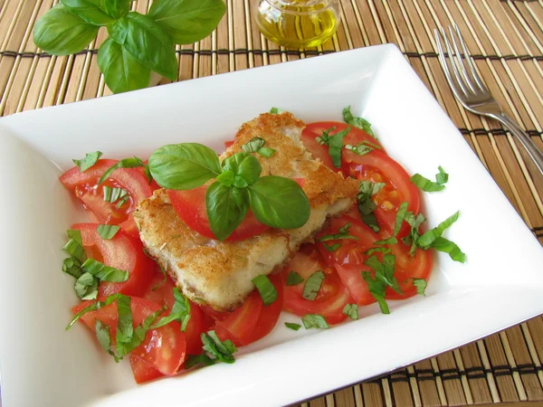Peixe com tomate e manjericão — Fotografia de Stock
