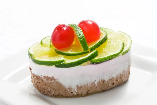 Piškotový dort s limetkou a cherry — Stock fotografie